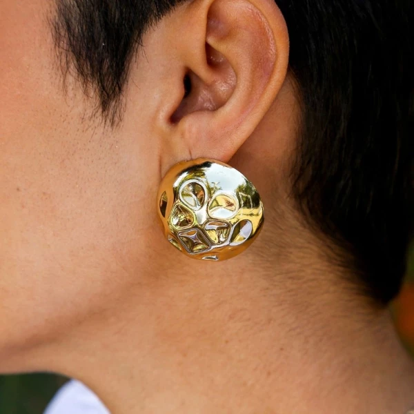Brinco Meia Esfera Orgânica - Banhado a Ouro 18K