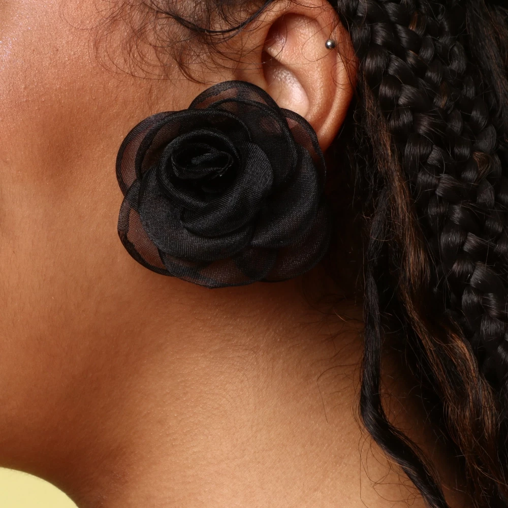Brinco Flor Camélia Negra 